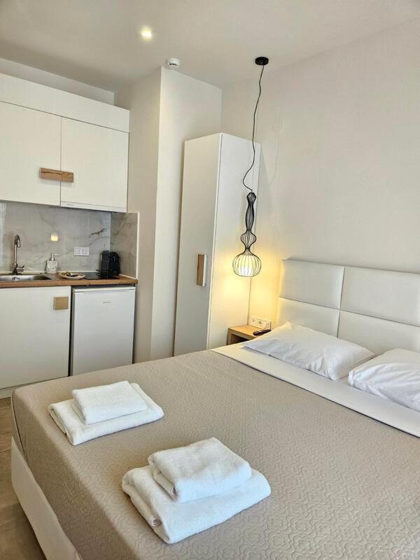Mystery Suites And Apartments Neoi Poroi Exteriör bild