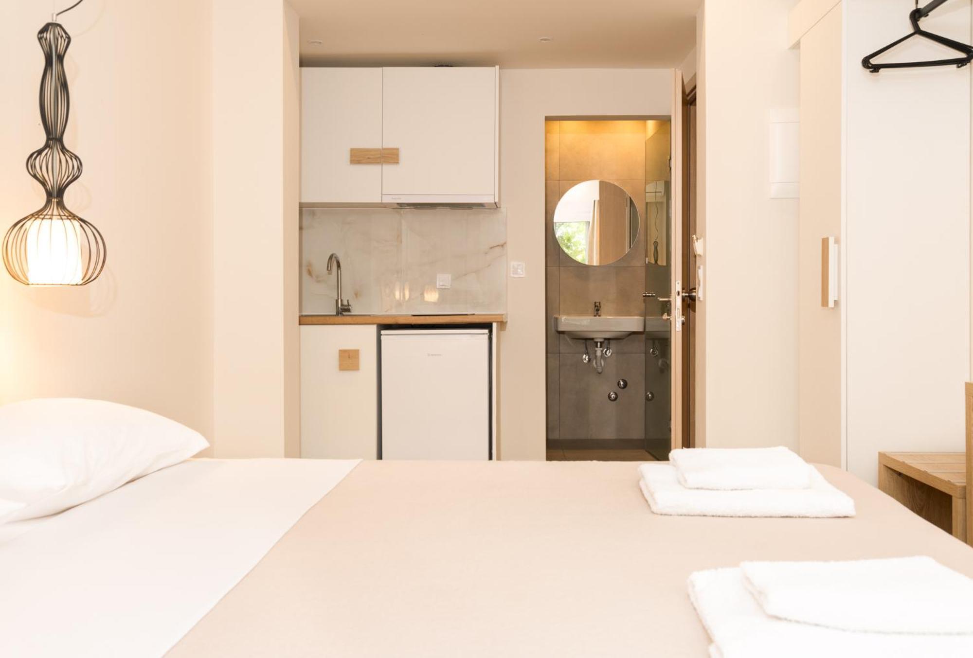 Mystery Suites And Apartments Neoi Poroi Exteriör bild